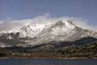Vista de la cumbre de La Maliciosa desde el pantano de Navacerrada, incluidos en el parque nacional de las cumbres de la sierra de Guadarrama. EFE/Archivo