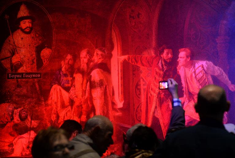 Посетители смотрят на дисплей на выставке "Моя история. Романовы", в Москве Манеж, на 14 ноября 2013