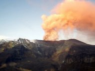 Una columna de ceniza sale del volcán colombiano Nevado de Ruiz (centro-oeste del país), el 4 de junio de 2012. "Hizo erupción volcán Nevado del Ruiz. Favor seguir todos los planes de contingencia previstos", pidió Santos en su cuenta de Twitter. (AFP/INGEOMINAS | str)