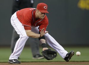 Reds fall to Pirates 4-1, trail to host wild card