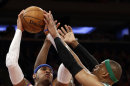 Carmelo Anthony (7), de los Knicks de Nueva York intenta disparar ante la marca de Jason Terry (8) y Paul Pierce, derecha, de los Celtics de Boston, en el primer partido de la primera ronda de playoffs en el Madison Square Garden de Nueva York, el sábado 20 de abril de 2013. (Foto AP/Kathy Willens)