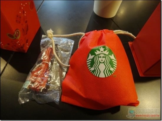 裡面的配件，一條紅色的店員傳輸線（Micro USB介面）與裝行動店員的袋子：