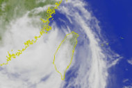 據氣象預報圖顯示，蘇力颱風雖逐漸離台，但仍需注意豪雨警報。（圖片／取材自中央氣象局）