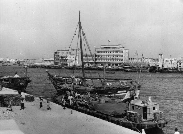 ميناء دبي عام 1967 .. إنزال شحنة من البضائع في الميناء الذي سيصبح فيما بعد واحدا من أهم موانيء العالم وأكثرها تطورا