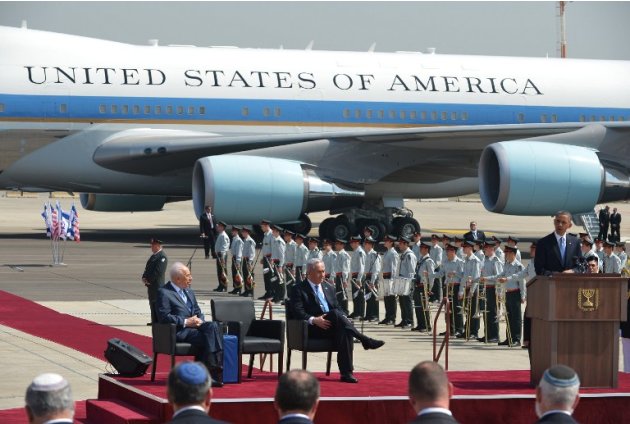 وكان فى استقبال أوباما الرئيس الإسرائيلى شيمون بيريز ورئيس الوزراء بنيامين نتنياهو وعدد كبير من الوزراء والمسئولين الإسرائيليين.