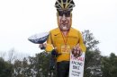 Efigie gigante del exciclista estadounidense Lance Armstrong, en Edenbridge (Kent, sureste de Inglaterra) este martes