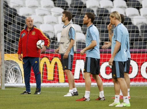 Spain national soccer coach Bosque attends a training session for the Euro 2012 at the Donbass Arena in Donetsk