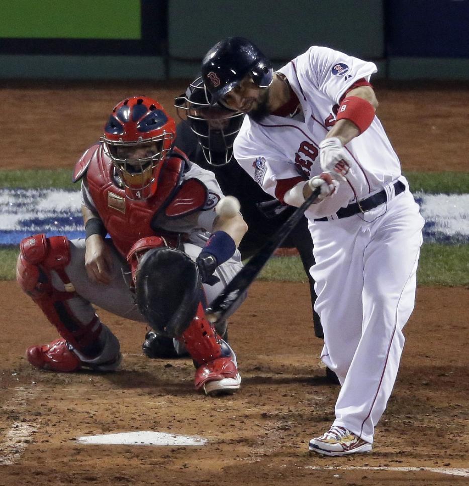 Medias Rojas de Boston Shane Victorino mete un doble puntuación de tres carreras en el tercer inning del Juego 6 de la Serie Mundial de béisbol contra los St. Louis Cardinals Miércoles, 30 de octubre 2013, en Boston