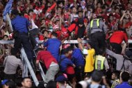 印尼足球賽脫序 2人遭踩死
