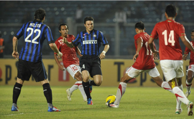 Inter Milan player Javier Zanetti (C) vi