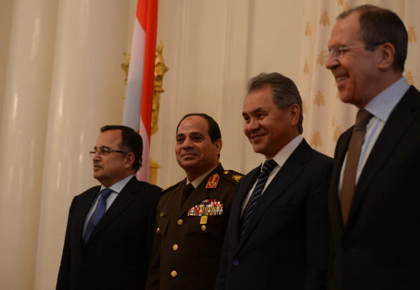 كيف استقبلت روسيا السيسي وزير دفاع مصر؟ 469106643-jpg_150823