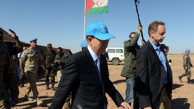 United Nations chief Ban Ki-moon (C) leaves after a meeting with the Polisario Front&#39;s representative at the United Nations, on March 5, 2016, near a UN base in Bir-Lahlou, in the disputed territory of Western Sahara