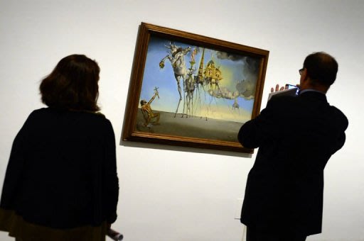 Bajo el título 'Dalí, todas las sugestiones poéticas y todas las posibilidades plásticas', el museo Reina Sofía de Madrid inaugura el viernes 26 de abril una gran retrospectiva de la obra del pintor surrealista español, que explora su influencia en otras formas de arte