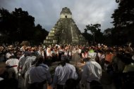 Nativos da guatemala na cerimônia de  novo ciclo do calendário maia no parque arqueológico de Tikal, dia 21