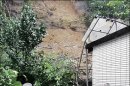 《基隆孝東路坍方》國有山坡土石 淹民宅庭院