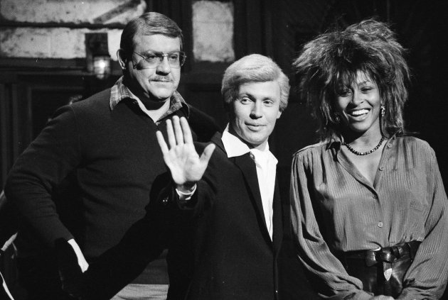 FILE - In this Jan. 31, 1985 file photo, "Saturday Night Live" actor Billy Crystal, in character as "Fernando," center, is flanked by host Alex Karras and musical guest Tina Turner during a rehearsal, in New York. Karras, who gained fame in the NFL as a fearsome defensive lineman and later as an actor, has died. He was 77. Craig Mitnick, Karras' attorney, said Karras died at home in Los Angeles on Wednesday, Oct. 10, 2012, surrounded by family. (AP Photo/Marty Lederhandler, File)