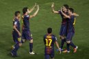 El delantero del FC Barcelona Lionel Messi (drcha) celebra con sus compañeros un gol marcado al Rayo Vallecano el sábado