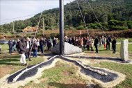 El municipio pontevedrés de A Guarda ha inaugurado hoy un monumento en el mirador de "Fonte Quente" con el que se rinde homenaje a los cientos de voluntarios, de todos los puntos del país y llegados del extranjero, que ayudaron a limpiar las costas gallegas del chapapote del 'Prestige'.  EFEEl municipio pontevedrés de A Guarda ha inaugurado hoy un monumento en el mirador de "Fonte Quente" con el que se rinde homenaje a los cientos de voluntarios, de todos los puntos del país y llegados del extranjero, que ayudaron a limpiar las costas gallegas del chapapote del 'Prestige'. La escultura está compuesta por una hilera de piedras que parte de aquellos voluntarios han enviado por correo desde diferentes latitudes del mundo al autor, Xabier Garrido (i). EFE