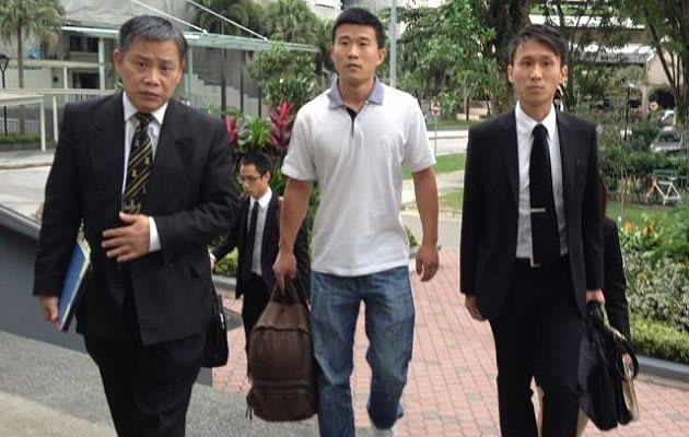 Former SMRT bus driver He Jun Ling arrives in court with his lawyers Peter Low and Choo Zheng Xi. (Yahoo! photo)