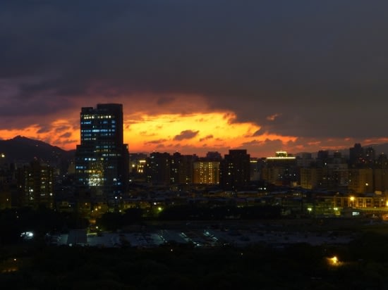 夜間實拍 #1: ISO 100, f/8, 8s，全手動