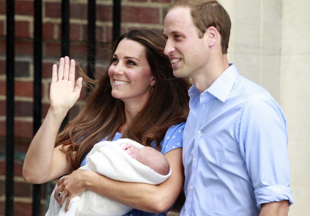 Britain&#39;s Prince William and his wife Catherine, Duchess of Cambridge appear with their baby son outside the Lindo Wing of St Mary&#39;s Hospital, in central London