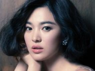 Fans Membludak, Song Hye Kyo Hampir Alami Kecelakaan di Eskalator!