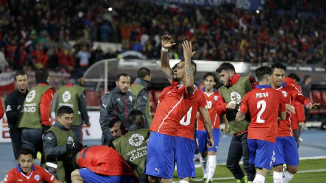 Chile&#39;s Arturo Vidal , center, and teammates celebrate after scoring their first goal during a Copa America quarterfinal soccer match against Uruguay at the National Stadium in Santiago, Chile, Wednesday, June 24, 2015. Chile won 1-0. (AP Photo/Jorge Saenz)