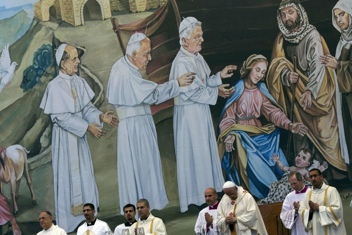 El Papa durante la ceremonia, con el navideño retablo detrás