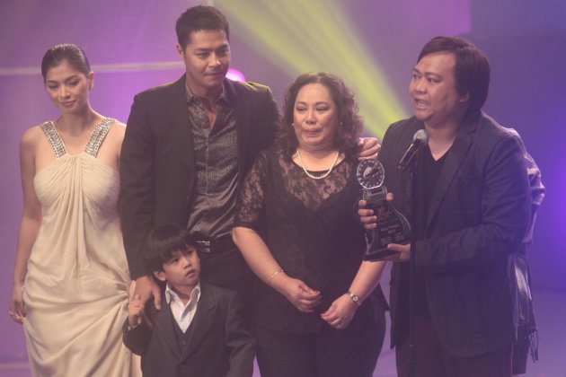 Angel Locsin, Zanjoe Marudo, Miguel Vergara and Director Ruel Bayani accept their Best Picture Award for "One More Try"