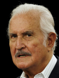 El escritor mexicano Carlos Fuentes asiste a una firma de su libro “La gran novela latinoamericana” en la Ciudad de Mexico el 15 de diciembre de 2011. Fuentes, uno de los novelistas hispanos más celebrados, murió el martes 15 de mayo de 2012. (Foto AP/Marco Ugarte, archivo)