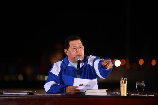 Fotografía cedida por prensa de Miraflores donde se aprecia al presidente de Venezuela, Hugo Chávez, desde el estado Bolívar (sureste), durante un mensaje transmitido obligatoriamente por todos los medios nacionales, ayer. EFE
