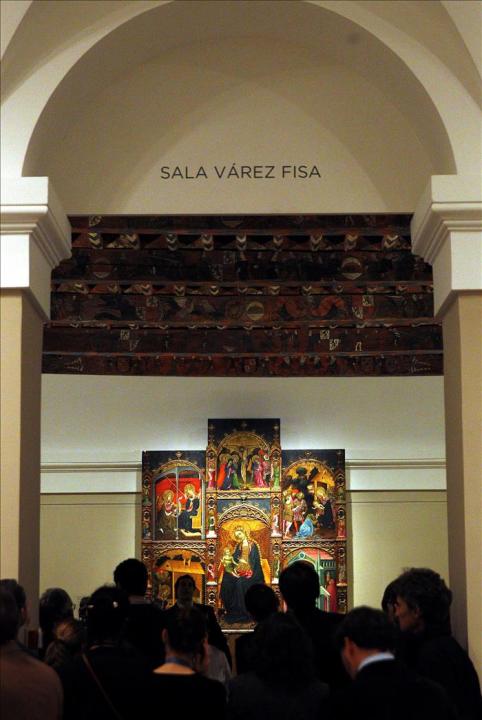 Varias personas observan el &#39;Retablo de la Virgen&#39; del Maestro de Torralba, que se muestra en la nueva sala monográfica del Museo del Prado, dedicada a la exhibición de la importante donación 