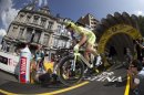 El ciclista italiano Ivan Basso toma la salida en Lieja
