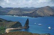 Las Islas Galápagos están situadas a unos mil kilómetros al oeste de las costas continentales de Ecuador y abarca una reserva marina y terrestre de 132.000 kilómetros cuadrados, de los cuales menos de un 3 por ciento es usado por el hombre. En la imagen, vista panorámica del archipiélago ecuatoriano de las Islas Galápagos. EFE/Archivo