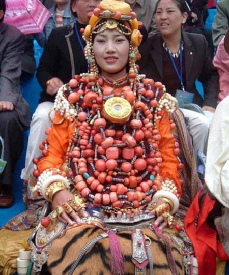 Phải ngủ với 20 người đàn ông mới được kết hôn Theo phong tục cổ ở Tây Tạng, các cô gái trước khi kết hôn phải trao thân cho ít nhất 20 người đàn ông. Trong điều kiện dân cư thưa thớt ở vùng này