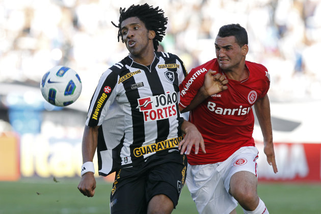 Lateral-esquerdo: 1º Cortês (Botafogo) Juninho (Figueirense) em segundo e  Kleber (Internacional) em terceiro.