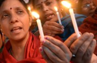 Manifestantes indianas seguram velas em homenagem à estudante que sofreu estupro coletivo, um ano depois do crime, em 29 de dezembro de 2013, em Nova Délhi