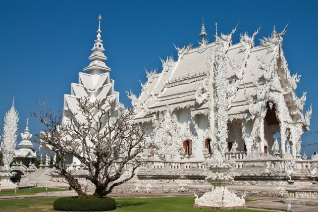 Mặc dù mang trong mình đôi nét cổ quái, song chùa Trắng chỉ mới được xây dựng gần đây vào năm 1997. Ngôi chùa độc đáo này được xây dựng bởi một kiến trúc sư người Thái có tên Chalermchai Kositpipat. N