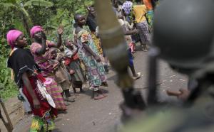 Residents cheer as Congolese army soldiers pass through …
