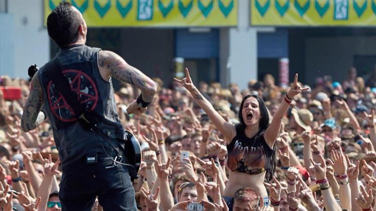 TFR008. Nuerburg (Germany), 08/06/2014.- Fans cheers during the performance of US heavy metal band &#39;Trivium&#39; frontman Matthew Heafy during the &#39;Rock am Ring&#39; music festival at the Nuerburgring near Nuerburg, Germany, 08 June 2014. The festvial is celebrating its 29th edition in before it will close doors forever on 08 June. EFE/EPA/THOMAS FREY