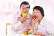 老人保護心臟，最好適度補充白色食物。蘋果中的果膠可阻止膽固醇的吸收，纖維素有助於清除膽固醇。