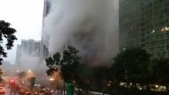 黃大仙大成街街市凌晨發生三級火，大量濃煙冒出。(明報記者攝)