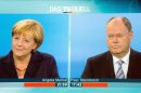 La canciller alemana, Angela Merkel, frente a su rival socialdemócrata Peer Steinbrueck, durante un debate televisivo en los estudios de Berlin-Adlershof, en Alemania, hoy 1 de septiembre de 2013. EFE