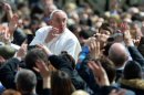El Papa saluda a los fieles congregados para la misa de Pascua este domingo en la plaza de San Pedro del Vaticano