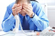 中年男子因來自工作、家庭和身體衰老等方面的壓力，經常被壓得喘不過氣，容易出現負面情緒。