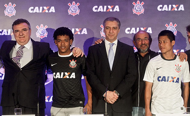 Dirigentes e jogadores do Corinthians apresentam uniforme com a marca do novo patrocinador, a Caixa Econômica Federal.