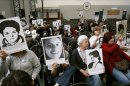 Familiares sostienen fotografías de desaparecidos durante la dictadura argentina (1976-1983) en el Tribunal Federal de San Martín, provincia de Buenos Aires (Argentina). EFE/Archivo