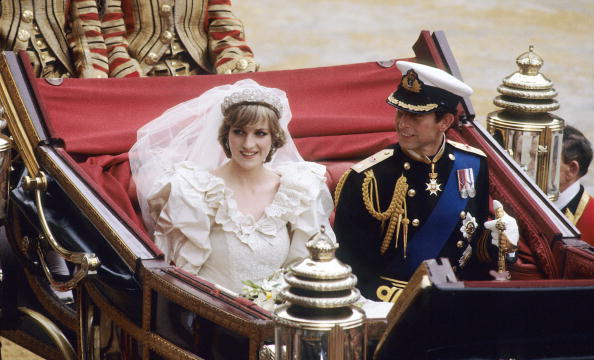 تشارلز وديانا لم يقل حفل زفاف الأمير تشارلز على الأميرة ديانا أهمية على الرغم من وسائل الاتصال المحدودة آنذاك 1981 مقارنة باليوم، فقد تكلف الحفل وقتها 48 مليون دولار (110 مليون بالقيمة الحالية). فقد ت‍