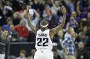 El jugador de los Kings, Isaiah Thomas, anima al público en un partido contra el Heat de Miami el viernes, 27 de diciembre de 2013, en Sacramento. Los Kings ganaron 108-103. (AP Photo/Steve Yeater)