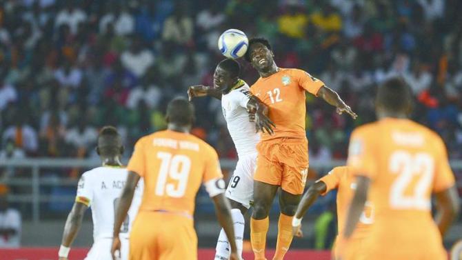 15BDGB. Bata (Equatorial Guinea), 08/02/2015.- Jonathan Mensah of Ghana (L) and Wilfried Bony of Ivory Coast (R) in action during the 2015 Africa Cup of Nations final soccer match between Ivory Coast and Ghana at the Bata Stadium in Bata, Equatorial Guinea, 08 February 2015. (República Guinea, Irlanda) EFE/EPA/BARRY ALDWORTH UK AND IRELAND OUT